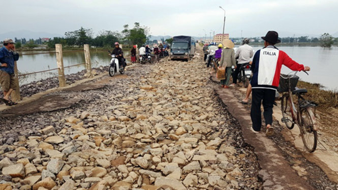 Hiện trường vụ việc và mặt đường tràn Huỳnh Mai trên tỉnh lộ DT 640 sáng 10.12
