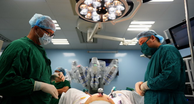 Ca mổ nội soi robot cho bệnh nhân K tuyến tiền liệt tại bệnh viện Bình Dân chiều 10-12 - Ảnh: Hữu Khoa