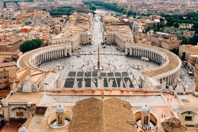 Du khách tham quan quảng trường thánh Peter ở Vatican City, Rome - Ảnh: GETTY IMAGES