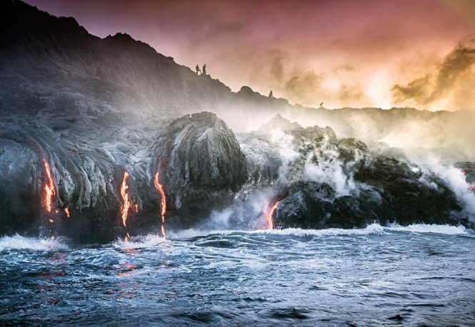 Dung nham chảy vào đại dương tại Vườn quốc gia Núi lửa ở Hawaii - Ảnh: ANDREW RICHARD-HARA