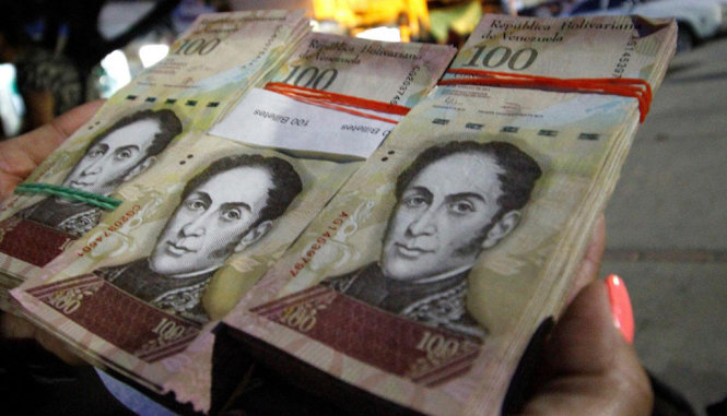 Tờ tiền mệnh giá 100 bolivar tại Venezuela - Ảnh: Getty Images