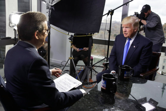 Tổng  thống đắc cử Donald Trump trả lời phỏng vấn trong chương trình Fox News Sunday tại tòa nhà Trump Tower ở New York ngày thứ bảy (10-12) - Ảnh: AP