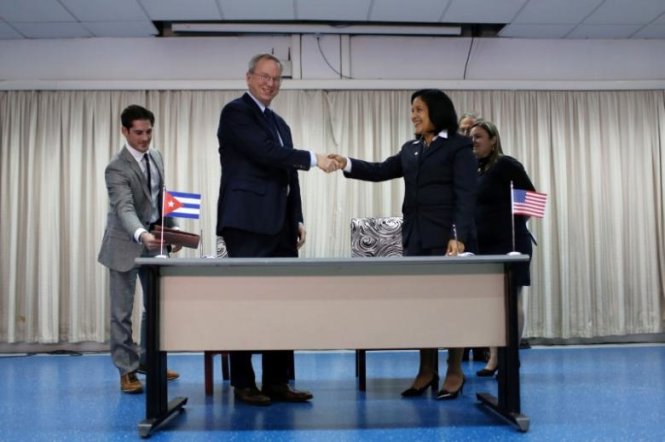Chủ tịch công ty Alphabet (thứ hai từ trái sang) bắt tay cùng chủ tịch công ty viễn thông nhà nước Cuba ETECSA Mayra Arevich Marin - Ảnh: Reuters