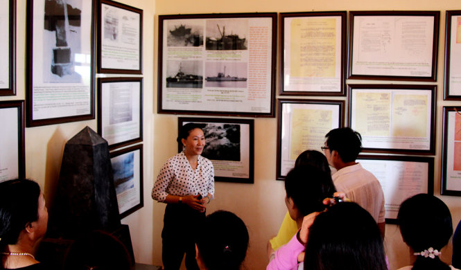Du khách được giới thiệu về các tài liệu chủ quyền quần đảo Hoàng Sa tại nhà trưng bày hải đội Hoàng Sa ở đảo Lý Sơn, Quảng Ngãi - Ảnh: Minh Tự