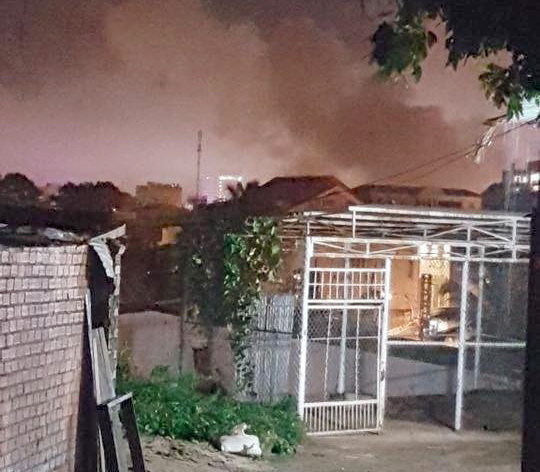 Cột khói bốc lên trong trụ sở công an tỉnh Đắk Lắk sau vụ nổ khiến người dân ở các xa khu vực này vẫn có thể dễ dàng quan sát