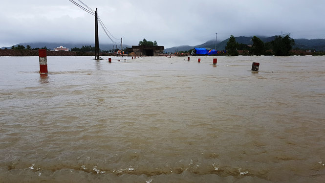 Nước lũ bất ngờ dâng cao, đập tràn Bà Rùa ở thị trấn Tuy Phước lại ngập trong biển nước