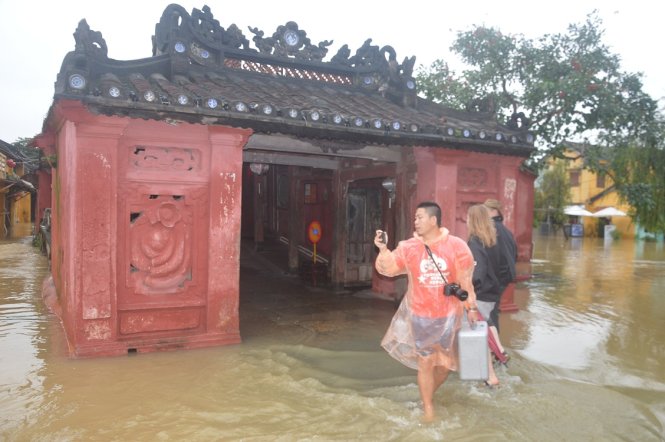 Nước băng qua mép dẫn lên chùa Cầu - Ảnh: Thanh Ba