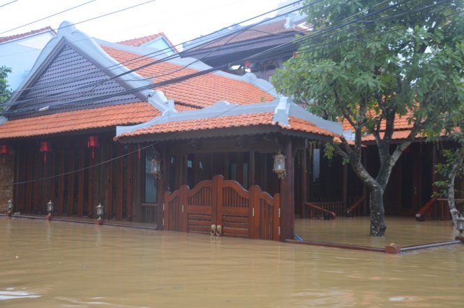 Các khu vườn nhà hàng, khách sạn bên An Hội bị ngập sâu - Ảnh: Thanh Ba
