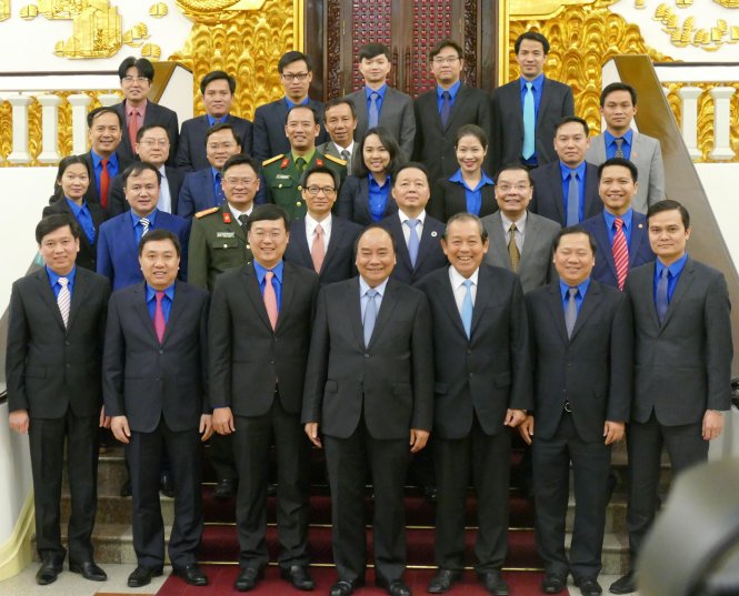 Thủ tướng Nguyễn Xuân Phúc chụp ảnh lưu niệm với Ban bí thư Trung ương Đoàn - Ảnh: Lê Kiên