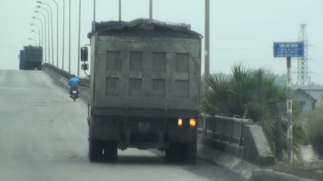 Một đoàn xe chở than có dấu hiệu cơi nới thành thùng, chở quá tải trọng cho phép nằm ém mình 
