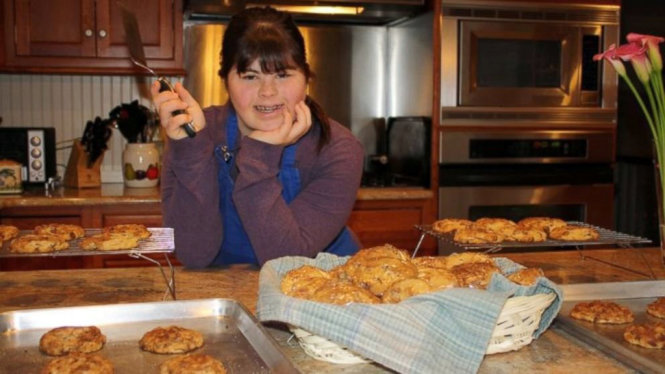 Collette Divitto bên những chiếc bánh do mình làm ra - Nguồn: GMA