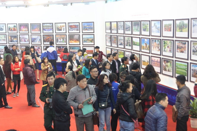 Rất đông người dân đến tham quan triển lãm - Ảnh: KHẢI MÔNG