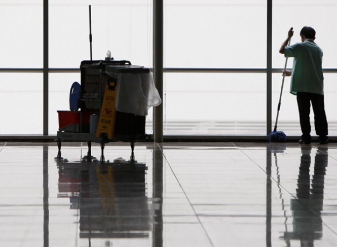 Công nhân vệ sinh là một nghề đặc biệt ở Singapore - Ảnh: Reuters