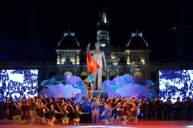 Biểu diễn nghệ thuật tại Công viên Tượng đài Chủ tịch Hồ Chí Minh - Ảnh: Quang Định