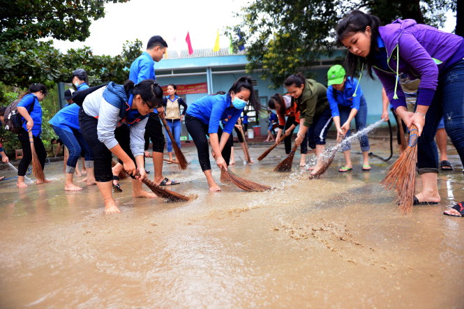 Các bạn đoàn viên (P.Nhơn Phú, TP.Quy Nhơn, tỉnh Bình Định) giúp thu dọn bùn đất sau lũ tại Trường mẫu giáo khu vực 6, TP.Quy Nhơn - Ảnh: Hữu Khoa