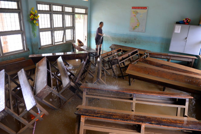 Bàn ghế nằm ngổn ngang và đầy bùn đất sau khi lũ rút tại Trường Tiểu học số 2 Phước Lộc (huyện Tuy Phước, tỉnh Bình Định) - Ảnh: Hữu Khoa