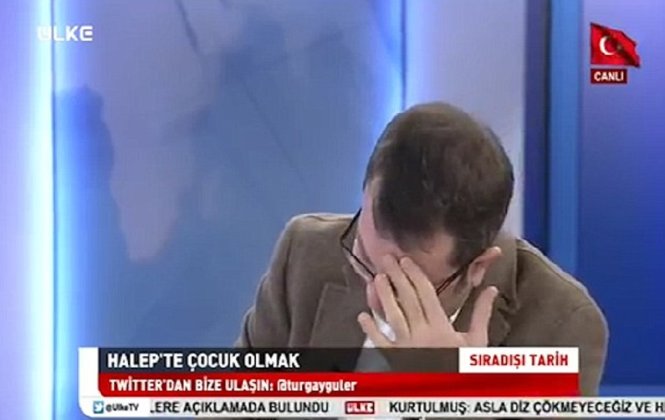 Ông Turgay Güler bật khóc sau khi xem clip em bé Syria bị thương được phẫu thuật không có thuốc tê - Ảnh chụp màn hình