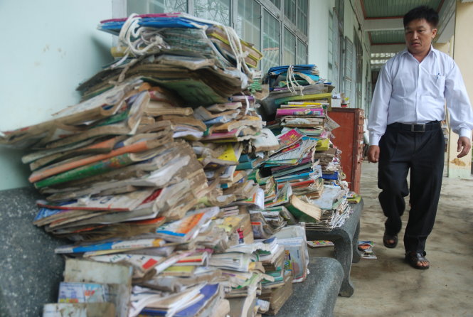 Thầy Nguyễn Bá Hậu – hiệu trưởng Trường Tiểu học số 2 Cát Tài (xã Cát Tài, huyện Phù Cát, tỉnh Bình Định) thẫn thờ trước việc toàn bộ sách vở, hồ sơ lưu trữ tại trường bị lũ vào ngập hết - Ảnh: B.D