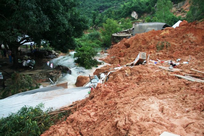 Nhà dân bên con suối ở thôn Phước Lộc, xã Phước Đồng, TP Nha Trang đã bị san bằng, chôn vùi sau dưới đất đá -Ảnh: Phan Sông Ngân