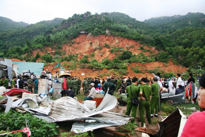 Cả sườn núi lớn đã sạt lỡ, vùi chôn hàng loạt nhà dân ở xóm nghèo tại thôn Phước Lộc, xã Phước Đồng, TP Nha Trang (Khánh Hòa) vào sáng 20-12-2016 - Ảnh: Phan Sông Ngân