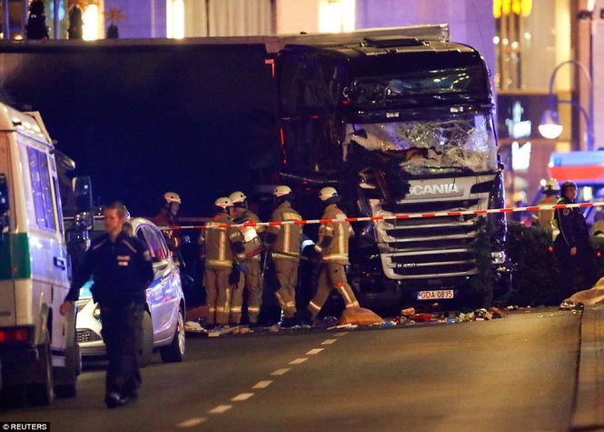 Chiếc xe tải trong vụ tông xe vào đám đông tại một ngôi chợ Giáng sinh tại Berlin - Ảnh: Reuters