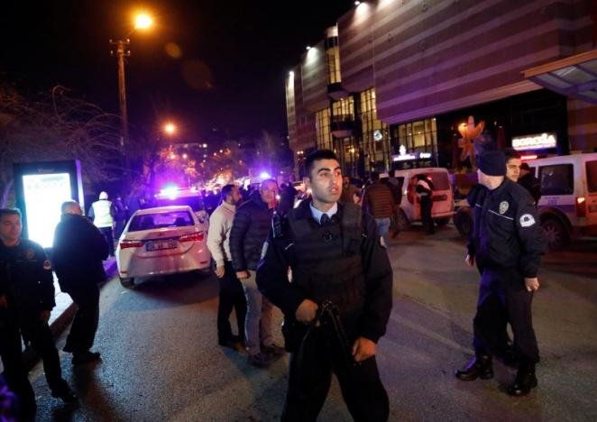 Cảnh sát bao vây hiện trường vụ ám sát đại sứ Nga tại Thổ Nhĩ Kỳ - Ảnh: Reuters