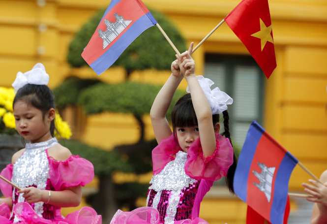 Một bé gái mang trên tay quốc kỳ hai nước Việt Nam và Campuchia tại lễ đón Thủ tướng Hun Sen ở Phủ Chủ tịch sáng 20-12 - Ảnh Việt Dũng