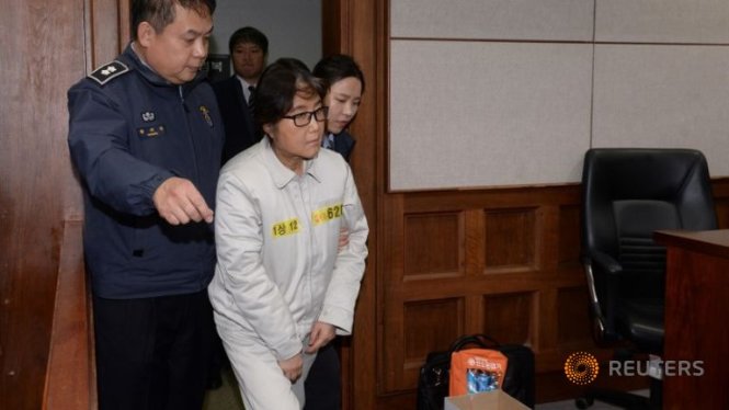 Bà Choi Soon Sil tham dự phiên tòa xét xử đầu tiên tại Seoul - Ảnh: Reuters