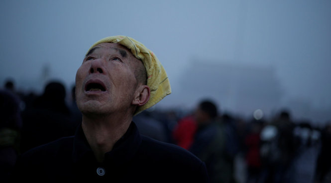 Người dân Trung Quốc đang khốn đốn vì ô nhiễm - Ảnh: Reuters