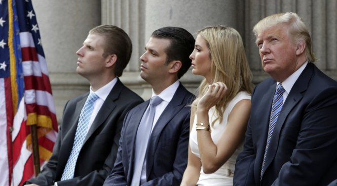 Từ trái sang: Eric Trump, Donald Trump Jr., Ivanka Trump và Donald Trump tại một sự kiện ở khách sạn Quốc tế Trump tại Washington năm 2014 - Ảnh: Reuters