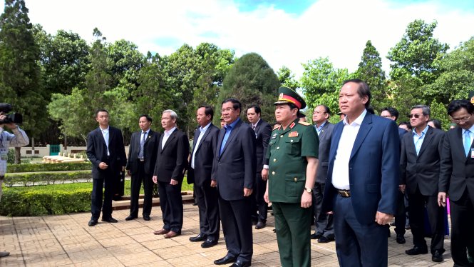 Thủ tướng Hun Sen viếng các chiến sĩ Campuchia ở di tích Đoàn 125 - Ảnh: Trần Phương