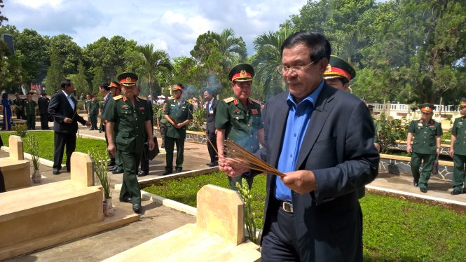 Thủ tướng Hun Sen và Đại tướng Nguyễn Chí Vịnh thắp hương một các chiến sĩ Campuchia trong di tích - Ảnh: Trần Phương
