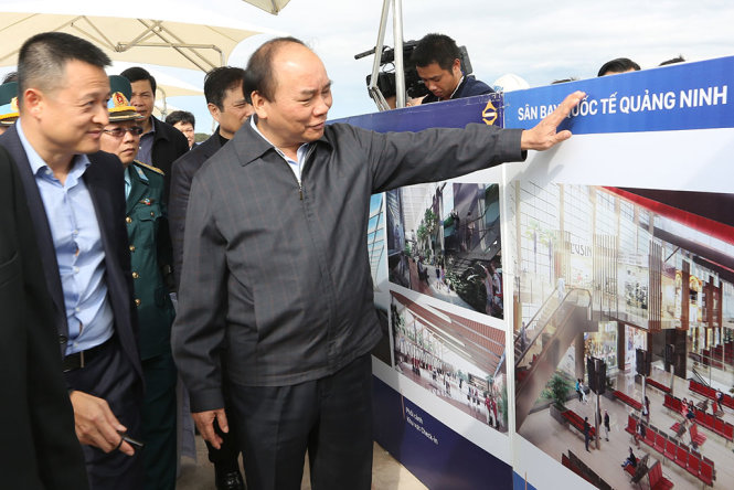 Thủ tướng nghe chủ đầu tư thuyết minh dự án Cảng hàng không Vân Đồn - Ảnh: ĐỖ GIANG