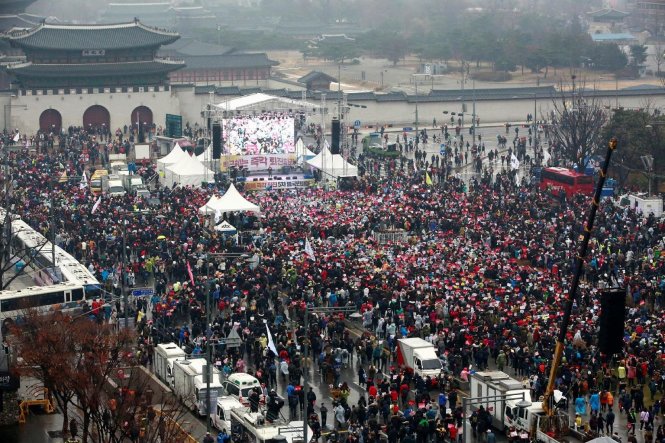 Dòng người biểu tình tiến về phủ tổng thống Hàn Quốc phản đối bà Park Geun-hye trên một con phố chính tại thủ đô Seoul ngày 26-11-2016 - Ảnh: Reuters