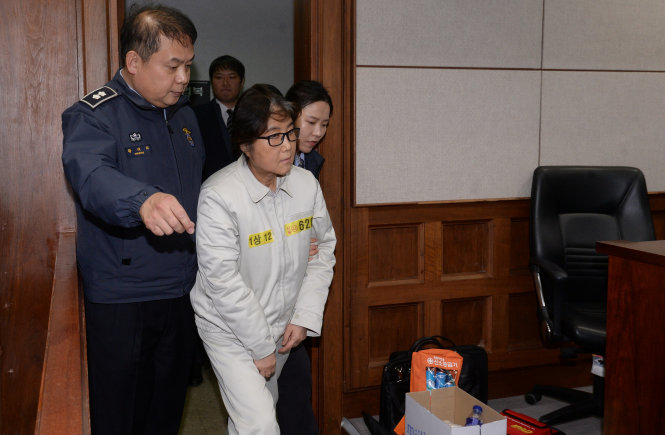 Bà Choi Soon-sil có mặt trong phiên xét hỏi trước tòa đầu tiên của bà này tại Seoul, Hàn Quốc ngày 19-12 - Ảnh: Reuters