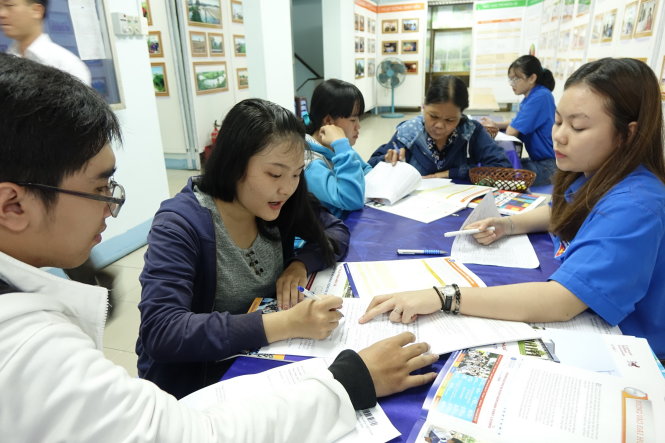 Thí sinh và phụ huynh đến nộp hồ sơ xét tuyển vào Trường ĐH Văn Lang năm 2016. Trường ĐH Văn Lang là một trong những trường ĐH ngoài công lập đầu tiên ở TP.HCM - Ảnh: Như Hùng