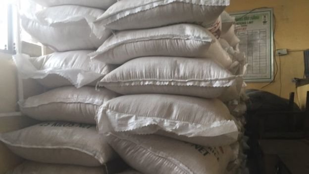 Cơ quan chức năng Nigeria cho biết đã kiểm tra sơ bộ và thấy các mẫu thử từ lô hàng gạo buôn lậu vừa qua có nhiều điểm khả nghi - Ảnh: BBC