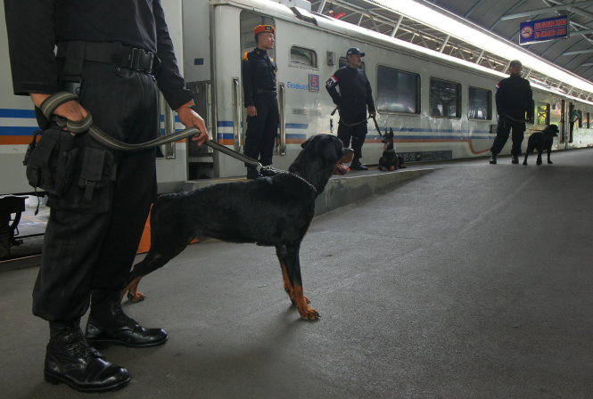 Cảnh sát Indonesia cùng chó nghiệp vụ triển khai tại nhà ga Gubeng, ở TP Surabaya, tỉnh East Java ngày 23-12 - Ảnh: Reuters
