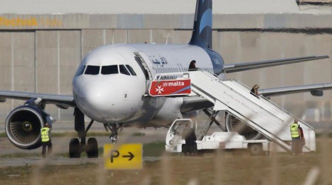 Những người trên máy bay được không tặc thả - Ảnh: REUTERS