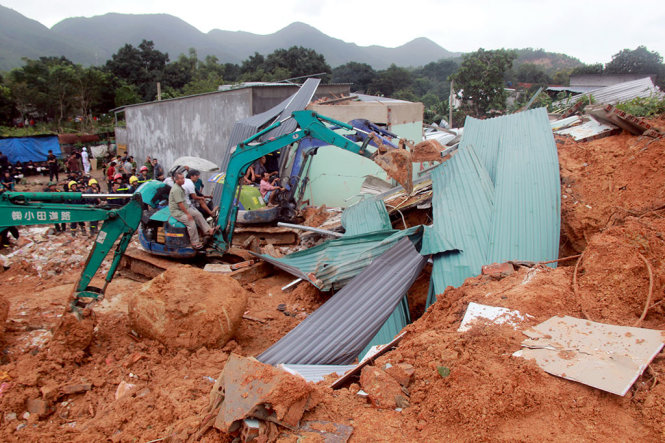 Vụ sạt lở núi tại thôn Phước Lộc, xã Phước Đồng (TP Nha Trang) khiến 4 người chết, ba người bị thương, làm sập 11 căn nhà - Ảnh: TRUNG TÂN