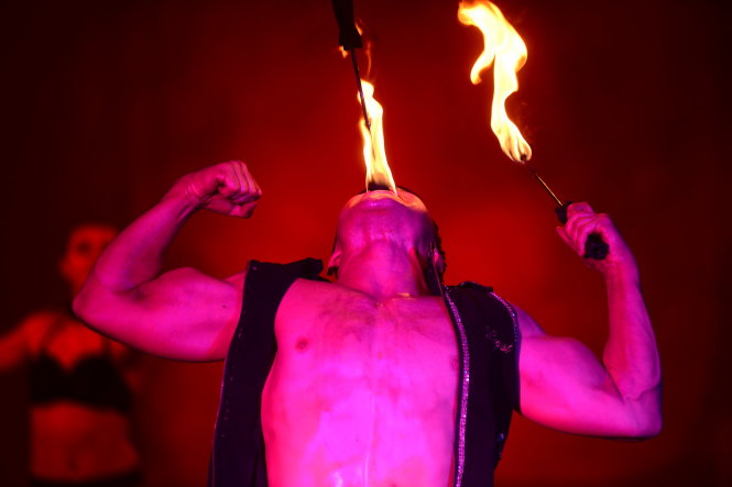 Một nghệ sĩ người Colombia biểu diễn với lửa