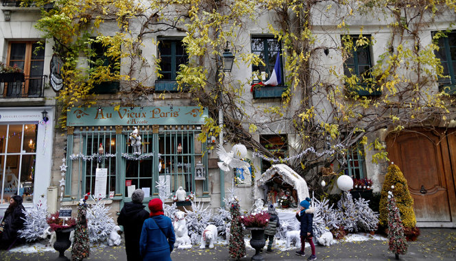 Trang trí hang đá tại đường phố Paris - Ảnh: REUTERS