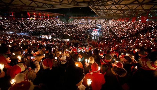 Hàng trăm ngàn người Đức tham dự đêm thắp đèn cầy đón Giáng sinh tại sân vận động Alte Foersterei tại Berlin - Ảnh: REUTERS