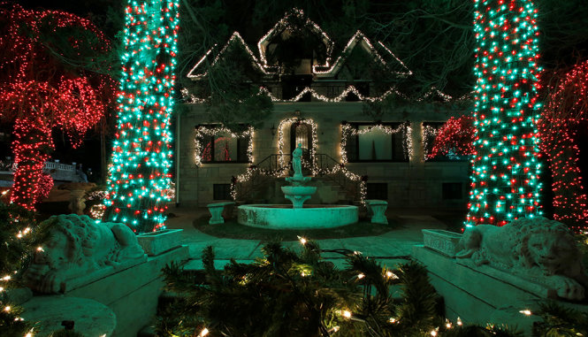 Một ngôi nhà thuộc khu Brooklyn, New York trang trí đèn rực rỡ đón Giáng sinh - Ảnh: REUTERS