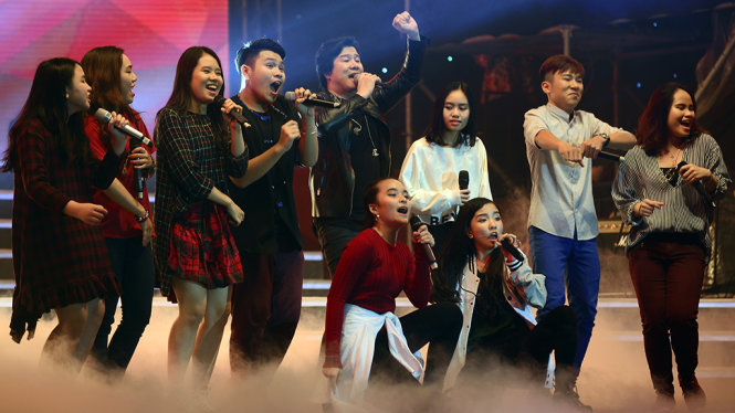 Ca sĩ Thanh Bùi cùng các học trò biểu diễn trong đêm nhạc - Ảnh: Quang Định