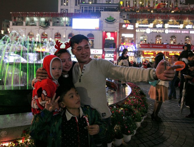 Một gia đình vui đêm giáng sinh tại Hà Nội - Ảnh: Nam Trần
