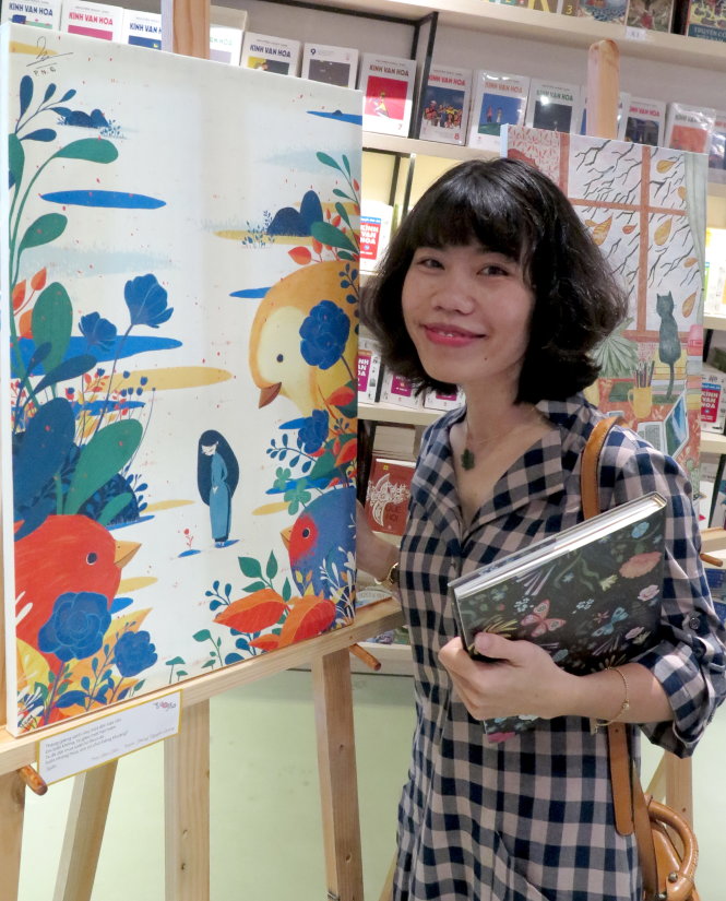 Nhà thơ Sâm Cầm bên bức tranh giải nhất Mùa Xuân do Phùng Nguyên Quang vẽ - Ảnh: L.Điền
