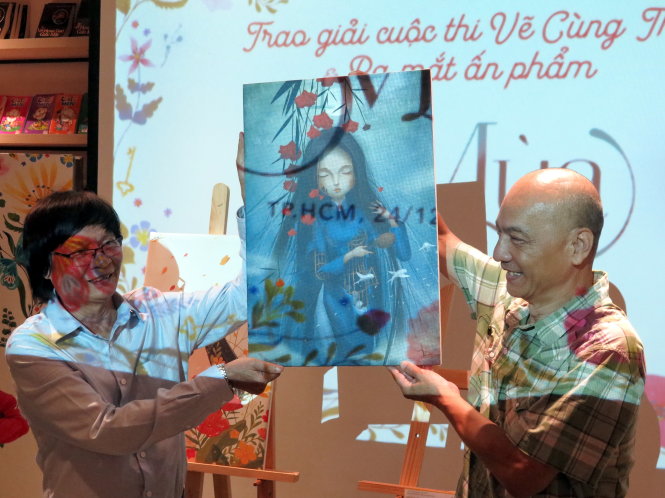 Ông Vũ Tuấn Hưng (phải) đấu thắng bức tranh giải đặc biệt và ủng hộ Quỹ Môtô học bổng - Ảnh: L.Điền