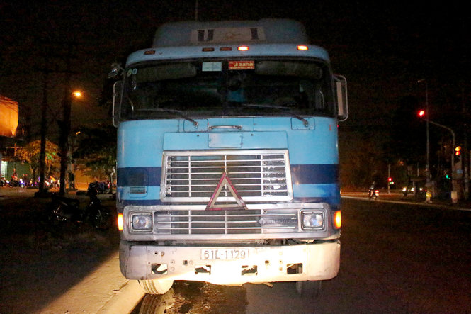 Chiếc xe container gây tai nạn bị người dân đuổi bắt - Ảnh: Xuân An