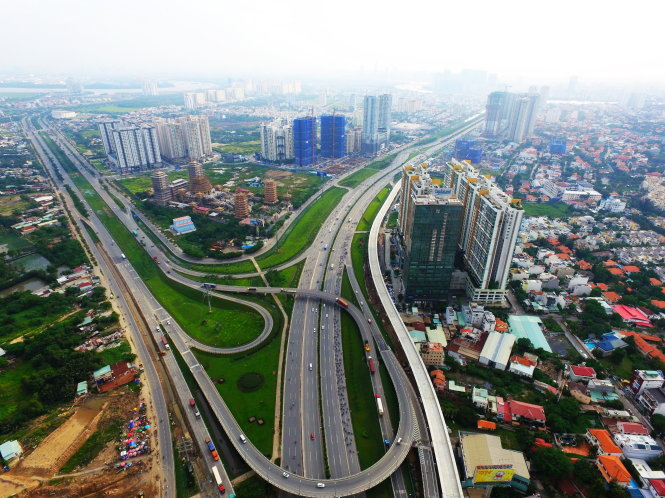 Tuyến metro số 1 (Bến Thành - Suối Tiên) bắt đầu hình thành trên xa lộ Hà Nội. Trong ảnh: tuyến metro đoạn đi qua vòng xoay Cát Lái - Ảnh: Quang Định
